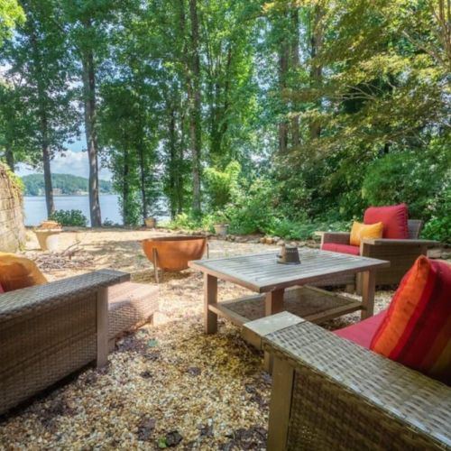 Sitting area and fire pit