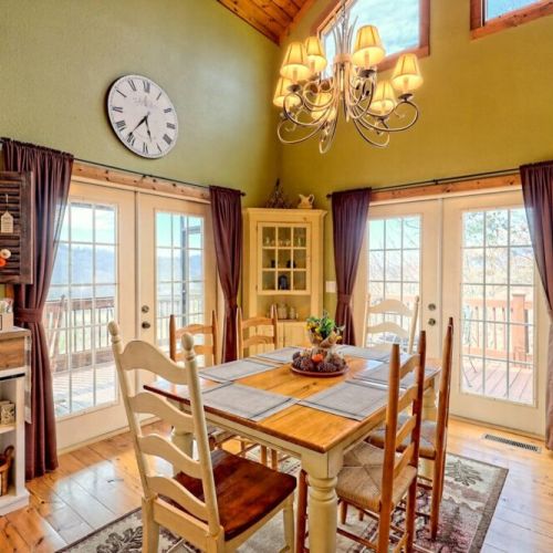 Dining area with seating for 4.