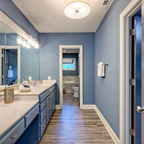 K guest bedroom with full ensuite bathroom, jet tub