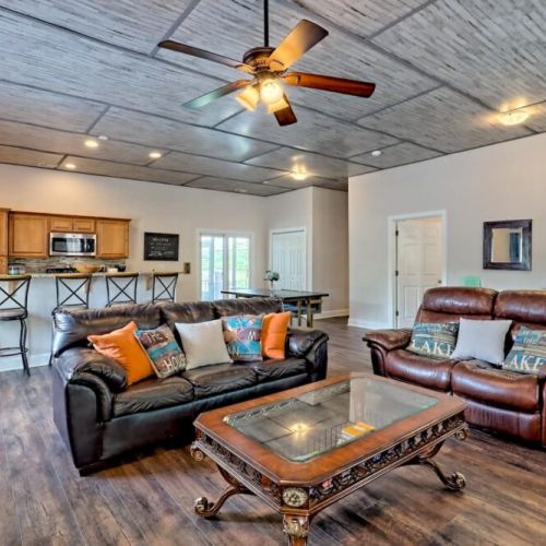 Large open living space with a great breakfast bar and seating for 4.