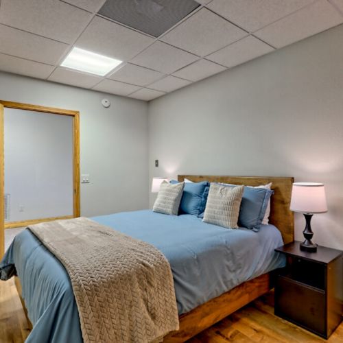 Bedroom off game room, Queen.